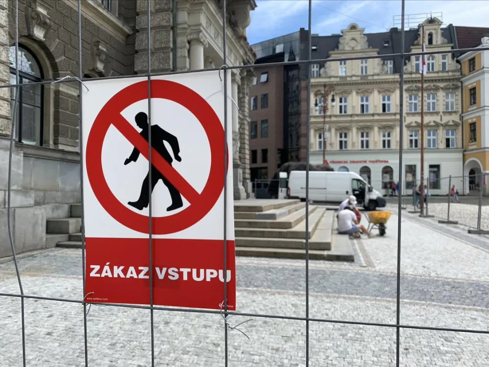 Hlavní vstup do radnice je uzavřený, začala oprava schodiště