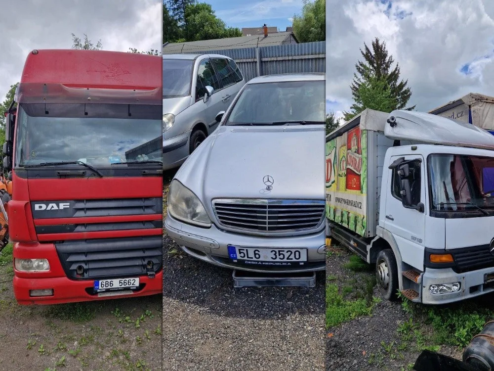 Mercedes i tahač a dva návěsy. Liberec chystá prodej odtažených aut