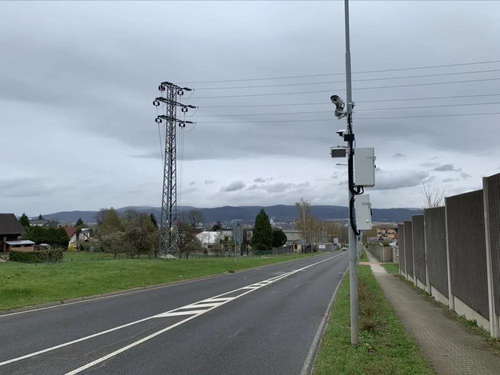 Lidé už si na radar v liberecké Dubici zvykli. Nově na něj upozorní i značka