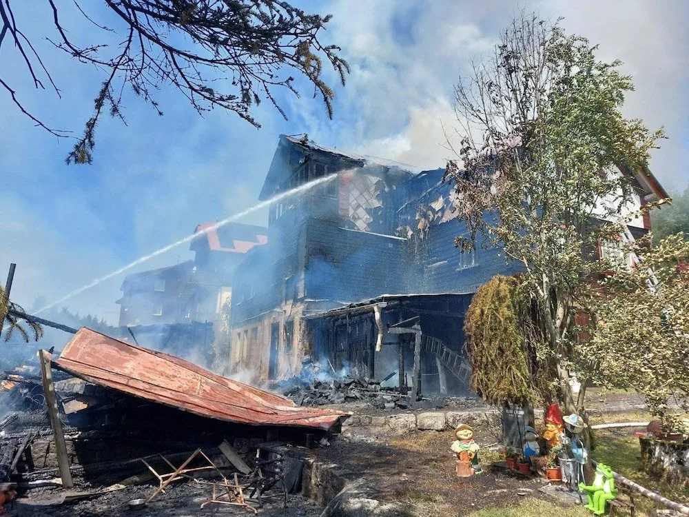 Devět jednotek hasičů zasahovalo u požáru domu v Kořenově. Oheň se rozšířil z kůlny