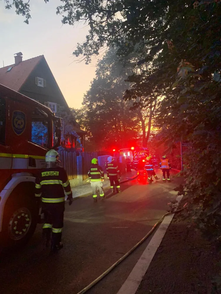 Požár v Liberci. Hořelo v areálu bývalých skokanských můstků nedaleko Masarykovy ulice