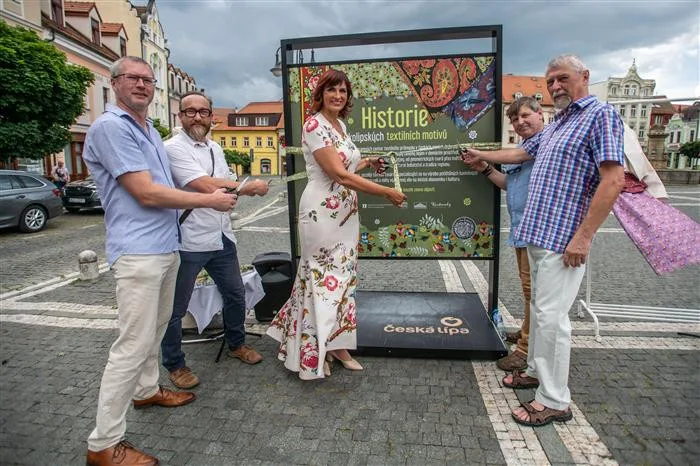 Nová letní výstava v ulicích České Lípy připomíná tradici místních textilek