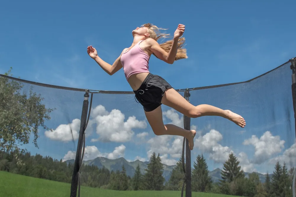 Nejvíc úrazů dětí je teď v červenci, rizikové jsou trampolíny i skoky do vody