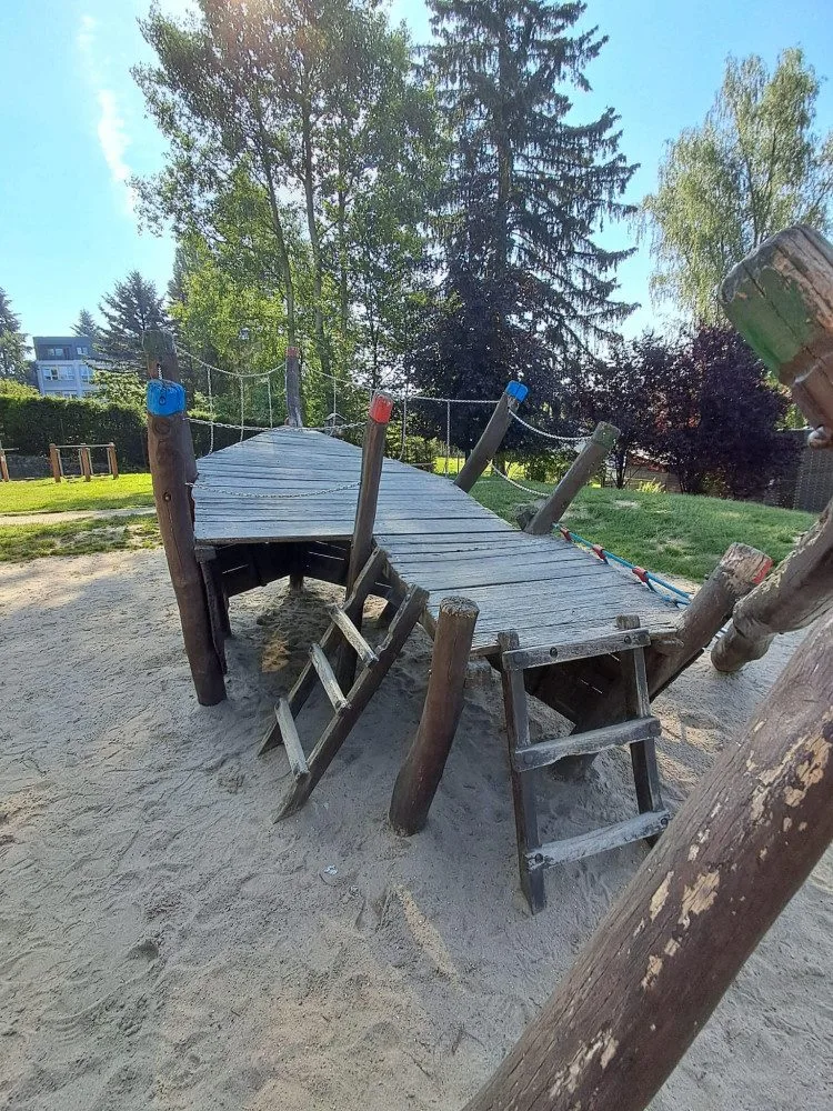 Pokažená oprava, z herního prvku trčely vruty. Pirátská loď je opět bezpečná