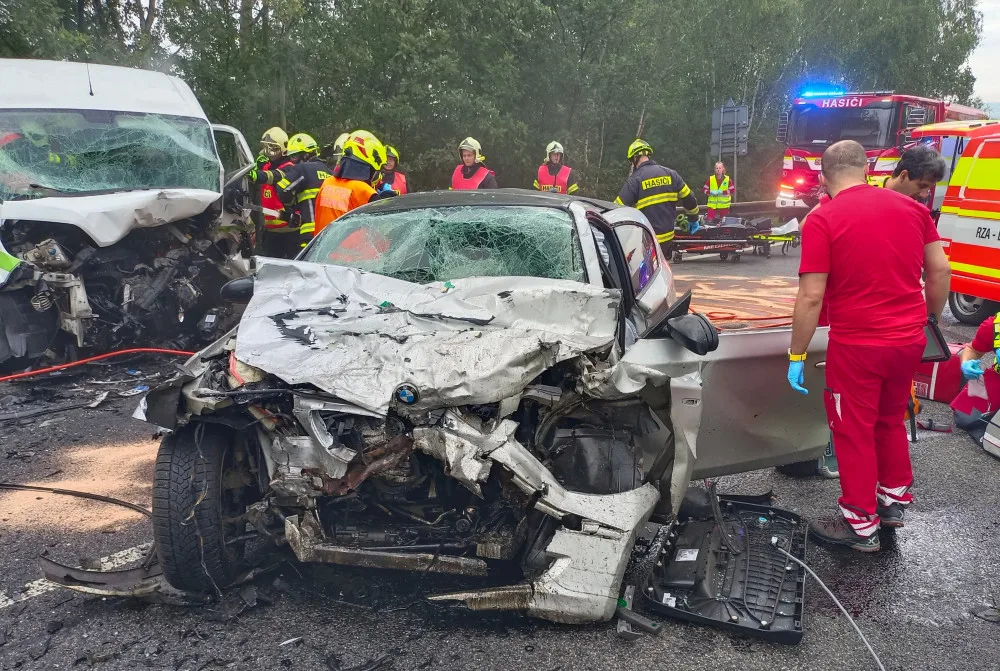 Po střetu dodávky s osobním autem je uzavřená silnice I/13 u Bílého Kostela nad Nisou