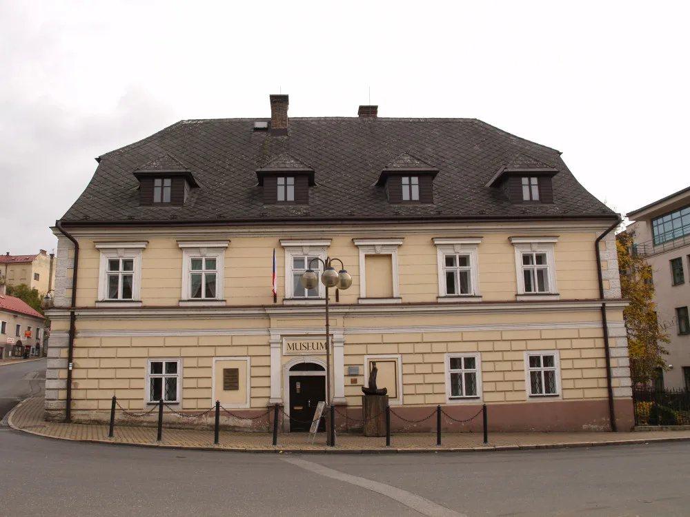 Na výstavě květinových zátiší pracovali několik let. Pracovníci Pojizerské galerie v Semilech představují 33 umělců