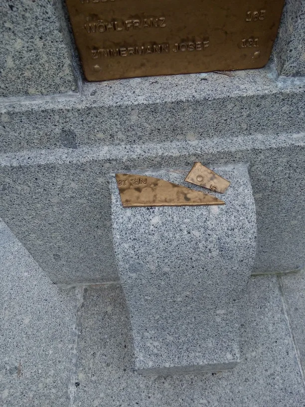 Vandalové řádili ve Frýdlantu. Poničili pomník ve Větrově, ukradenou pamětní desku ovšem nezpeněží