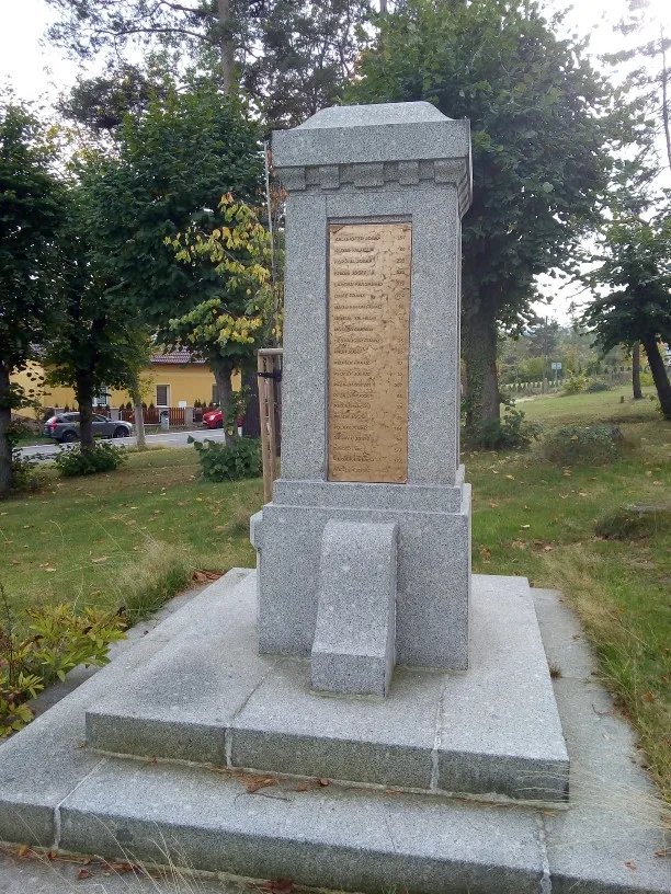 Vandalové řádili ve Frýdlantu. Poničili pomník ve Větrově, ukradenou pamětní desku ovšem nezpeněží