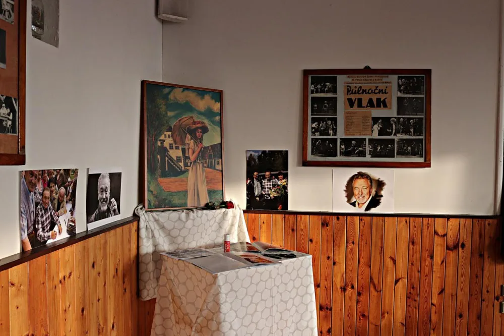Dnes by Karel Gott oslavil 85. narozeniny. Vesnička, kam jezdil od dětství, mu věnovala muzeum