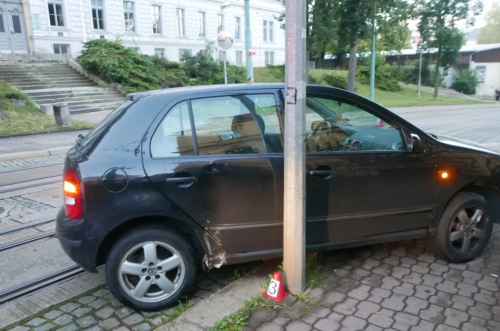 Řidič na Masaryčce dostal smyk a narazil do plotu