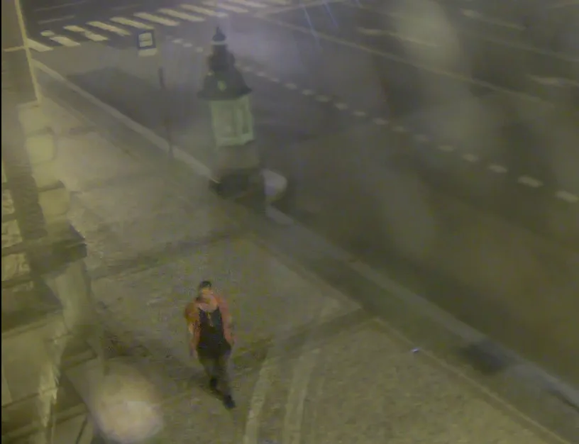 Fyzické napadení u radnice. Policie hledá důležitého svědka