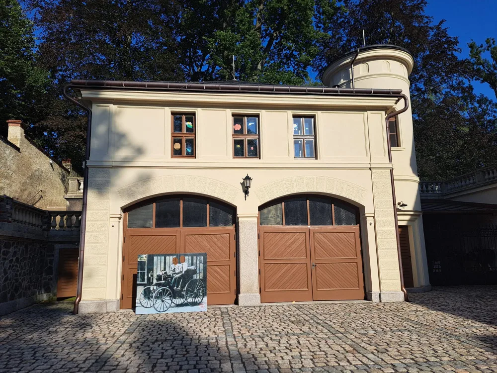 První dálkovou jízdu autem připomíná v Liberci výstava v místě, kde začala