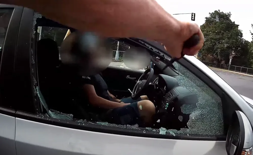 VIDEO: Policisté bojovali o život řidiče, zkolaboval v zamčeném autě uprostřed křižovatky