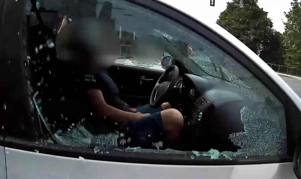VIDEO: Policisté bojovali o život řidiče, zkolaboval v zamčeném autě uprostřed křižovatky