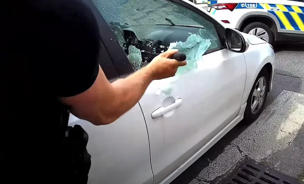 VIDEO: Policisté bojovali o život řidiče, zkolaboval v zamčeném autě uprostřed křižovatky