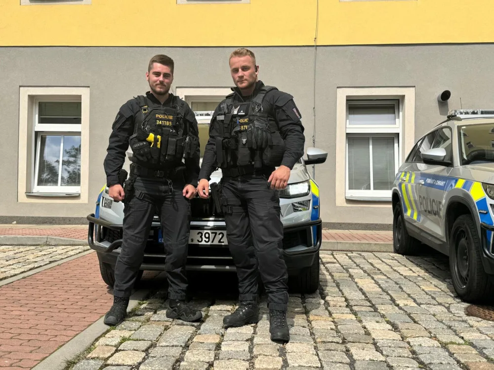 VIDEO: Policisté bojovali o život řidiče, zkolaboval v zamčeném autě uprostřed křižovatky