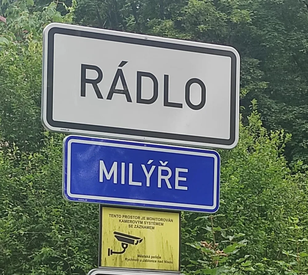 Chyba na dopravní značce pobavila internet, zhotovitel ji už nechal vyměnit
