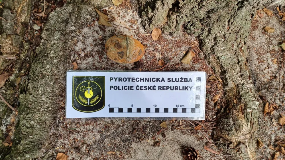 Pyrotechnici uzavřeli hlavní pláž na Mácháči, brigádníci od šlapadel tam našli granát