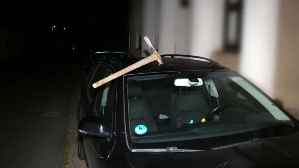 Ženu vylekaly dvě rány. Do auta někdo zasekl krumpáč