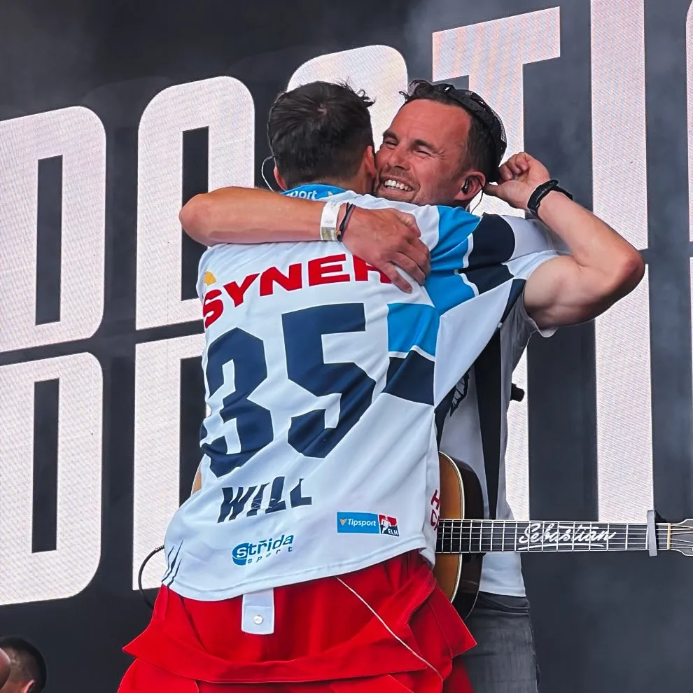 Hokejový trenér Pešán to umí i s kytarou. Na Benátské doprovodil Sebastiana