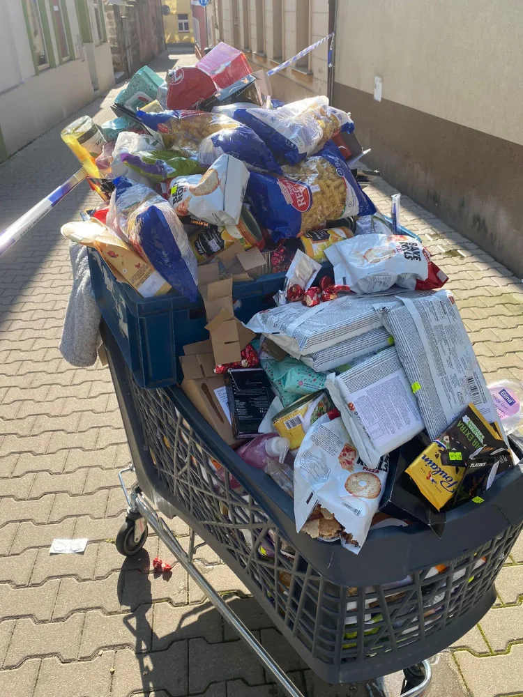 Po městě se procházel s košíkem přetékajícím kradeného zboží