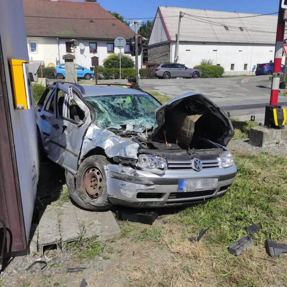 Řidička nerespektovala červenou na přejezdu, vjela přímo před vlak