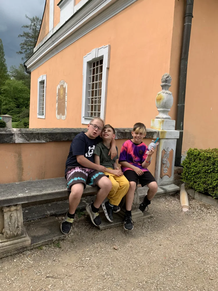 Když se narodili, vážili dohromady necelých 1200 gramů. Do života to Matějovi a Šimonovi přineslo řadu zdravotních problémů