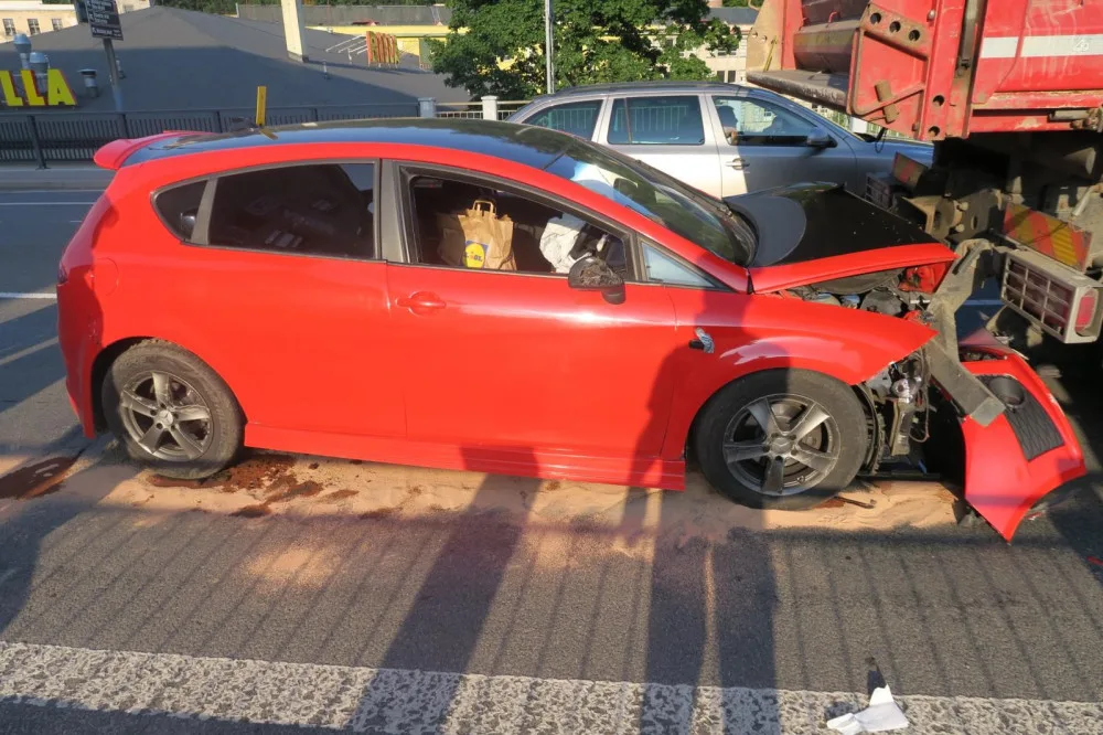 Karambol na silnici v Tanvaldu zavinila neodbytná vosa