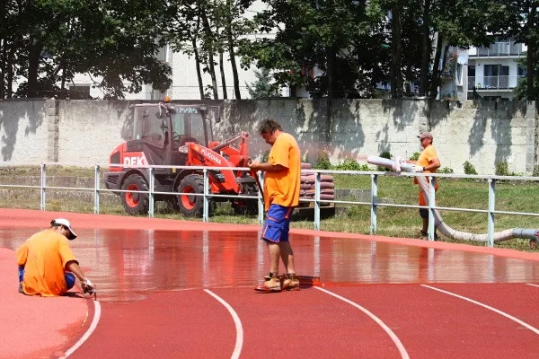 Atletický stadion v Turnově má nový povrch, dnes a zítra ho čeká lajnování drah