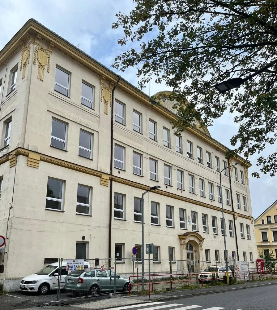 Místo dětí dělníci. Jabloneckou základku v ulici 5. května čeká roční rekonstrukce