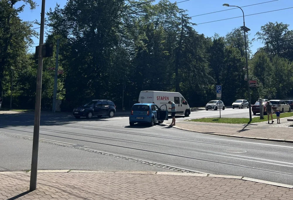 Superb nedal u muzea přednost, způsobil nehodu a ujel. Policii ale díky všímavosti ostatních řidičů neunikne
