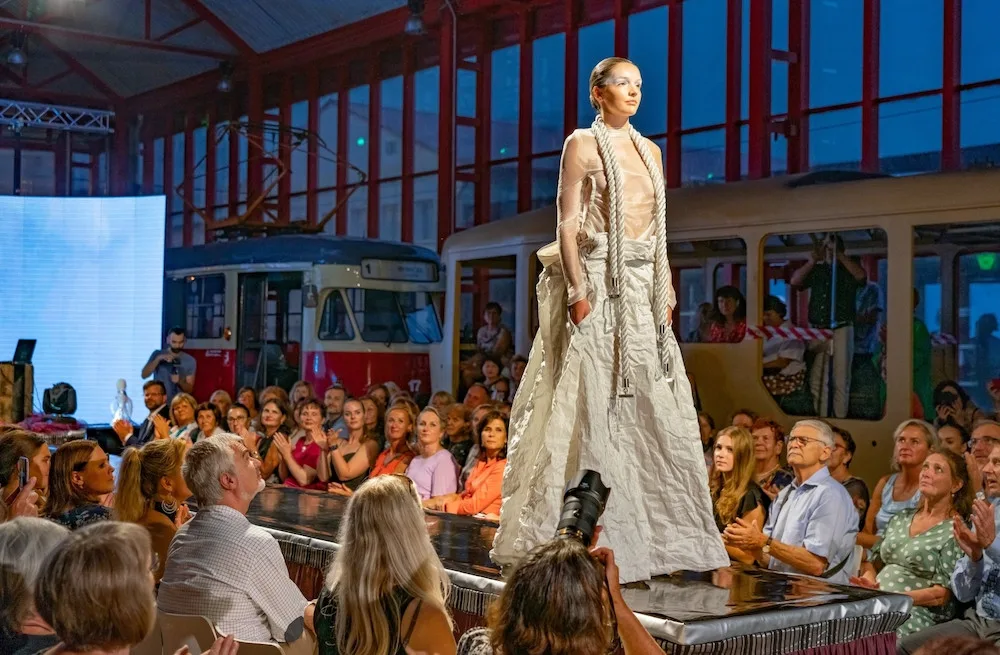 Výstava na kraji se ohlíží za loňským festivalem Crystal Valley Week a zve na letošní ročník