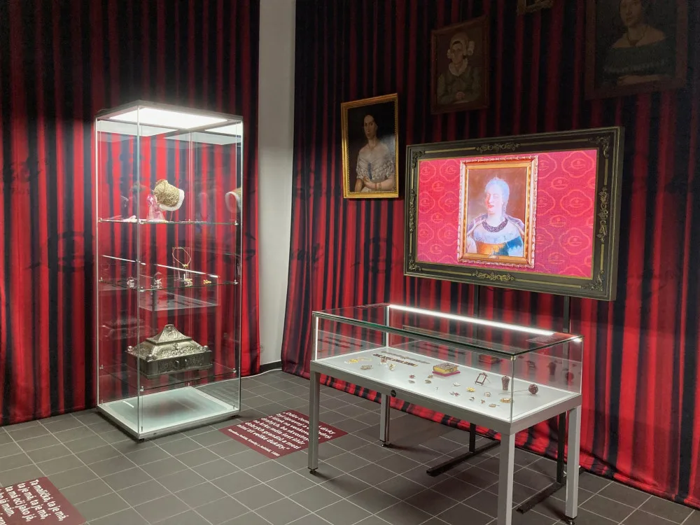 V Liebiegově paláci začala výstava šperků s českým granátem. Doplní ji přednášky, přehlídka i šperkařské dílny