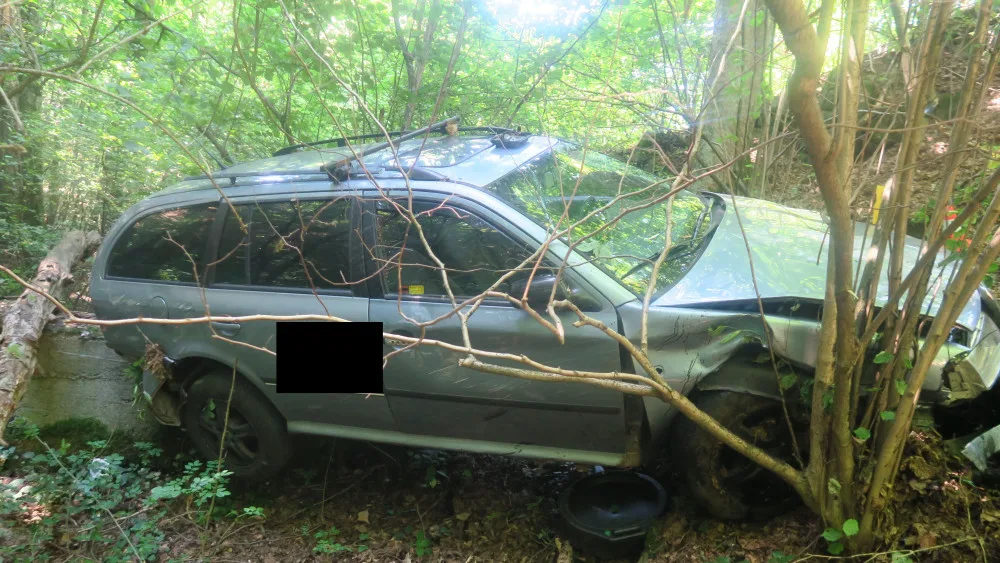 Taxikář v Jablonci uhýbal autu v protisměru a spadl ze srázu