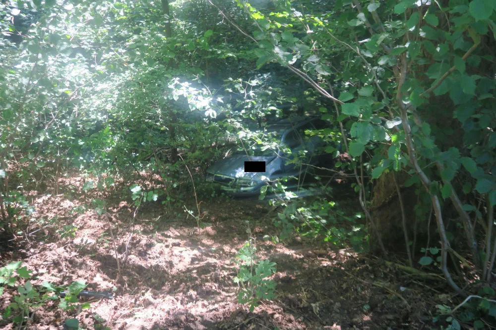 Taxikář uhýbal autu v protisměru a spadl ze srázu. Policie hledá řidiče druhého auta, který z místa ujel