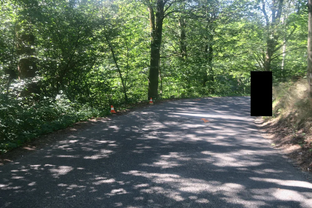Taxikář uhýbal autu v protisměru a spadl ze srázu. Policie hledá řidiče druhého auta, který z místa ujel
