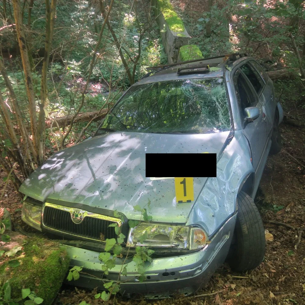 Taxikář uhýbal autu v protisměru a spadl ze srázu. Policie hledá řidiče druhého auta, který z místa ujel