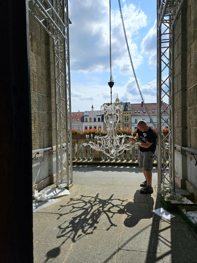 Balkon liberecké radnice zdobí křišťálový lustr Marie Terezie. Oslavuje 300 let svítidel na severu Čech