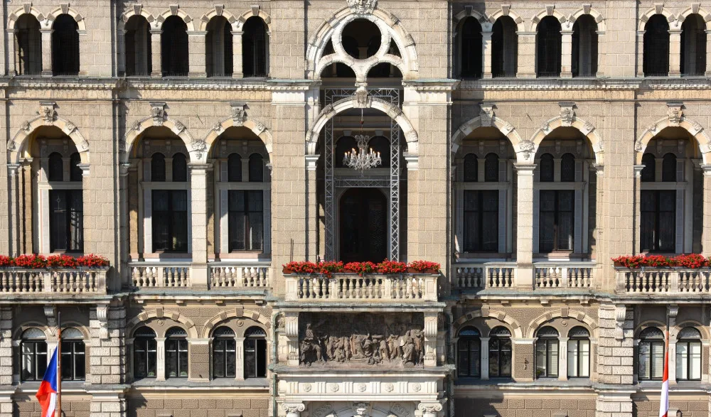 Balkon liberecké radnice zdobí křišťálový lustr Marie Terezie. Oslavuje 300 let svítidel na severu Čech