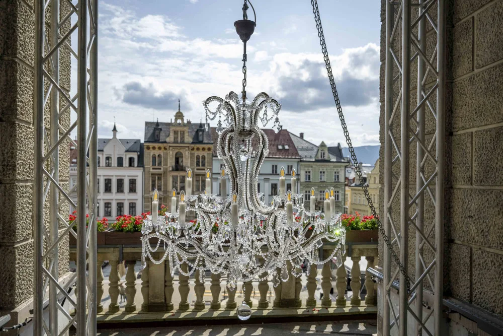 Balkon liberecké radnice zdobí křišťálový lustr Marie Terezie. Oslavuje 300 let svítidel na severu Čech