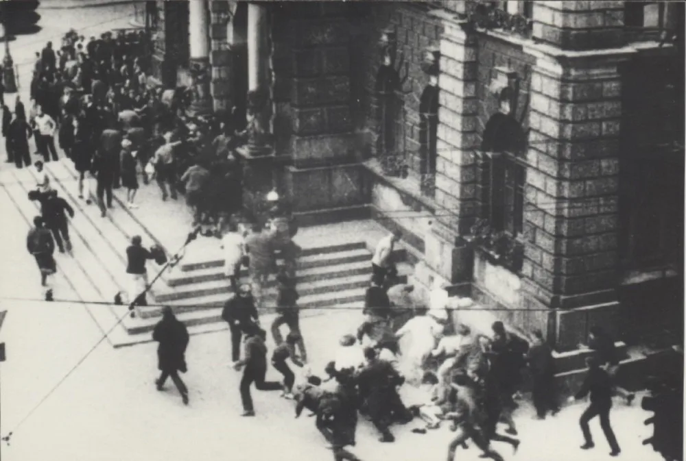 Iditě domoj. Tankům se před šestapadesáti lety postavily v ulicích Liberce stovky lidí