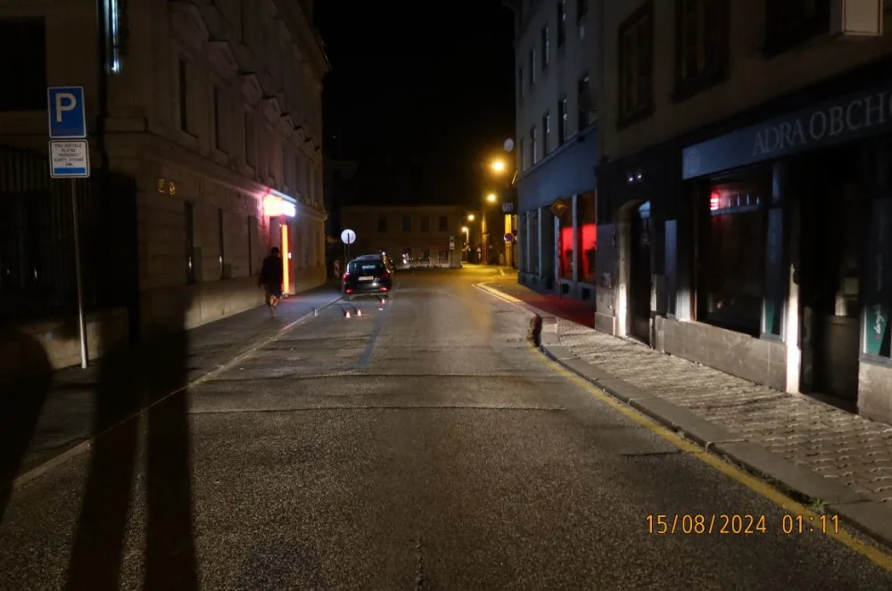Střet chodce s koloběžkou v Široké ulici. Koloběžkář z místa nehody ujel