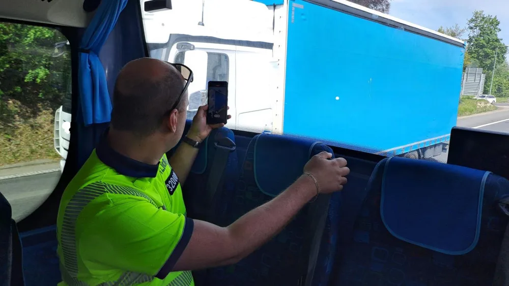 Řidiče kontroloval speciální policejní autobus. Policisté odhalili desítky přestupků