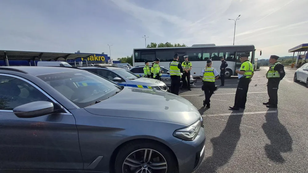 Řidiče kontroloval speciální policejní autobus. Policisté odhalili desítky přestupků