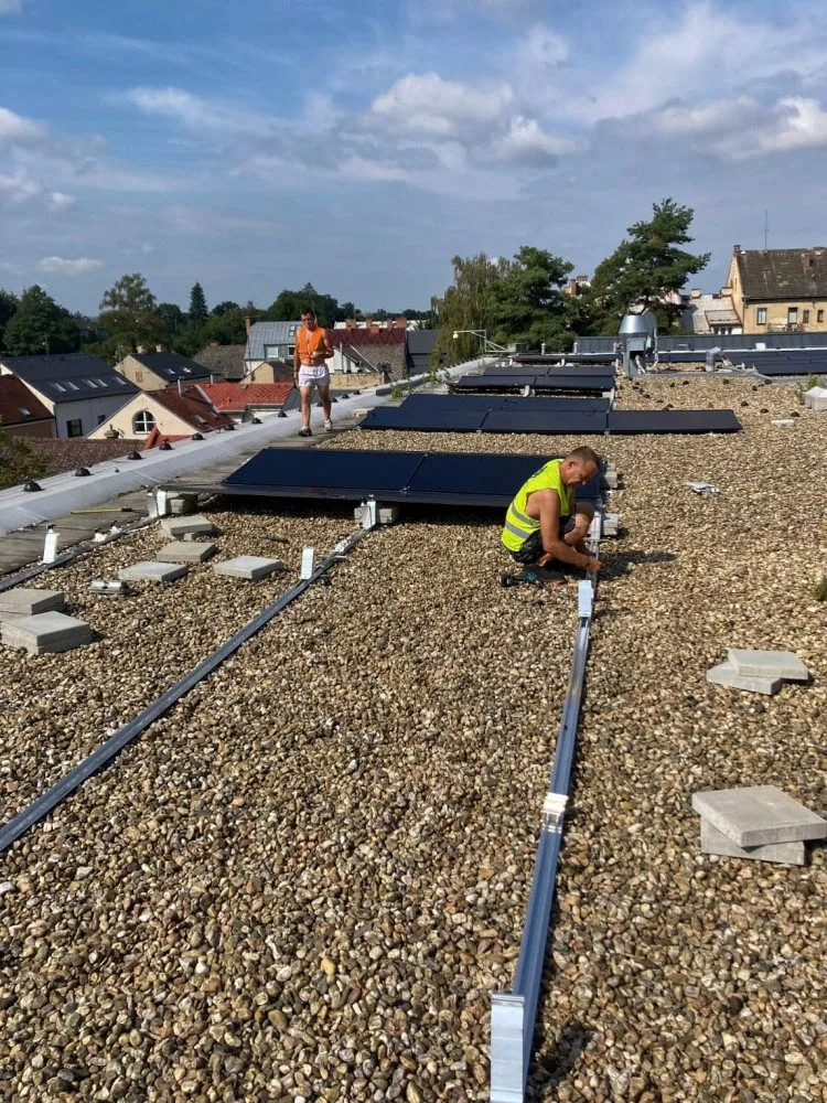 Turnov investuje do energetické soběstačnosti. Na dvou městských budovách zřídil fotovoltaické elektrárny