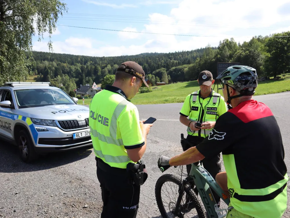 Policisté se zaměřili na cyklisty i to, jak je předjíždí auta. Deset jezdců bylo pod vlivem alkoholu nebo drog