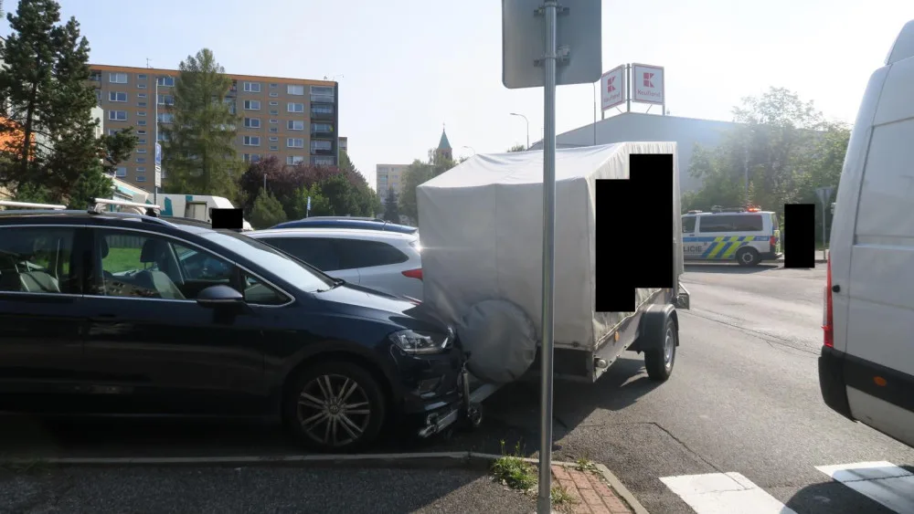 Autu se za jízdy odpojil přívěs. Narazil do zaparkovaného vozu