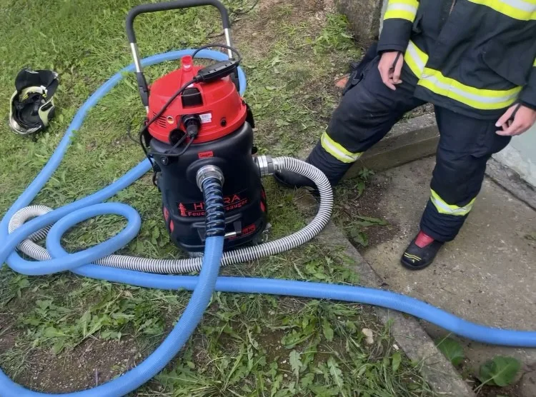Nový vodní vysavač vyzkoušeli frýdlantští hasiči v ostrém provozu. Pomohl po prudkých bouřkách v minulém týdnu