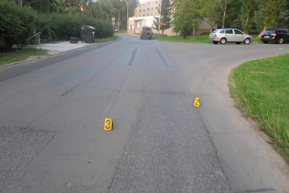 Dva chlapci vběhli do silnice.  Mladšího srazilo auto, do nemocnice ho transportoval vrtulník
