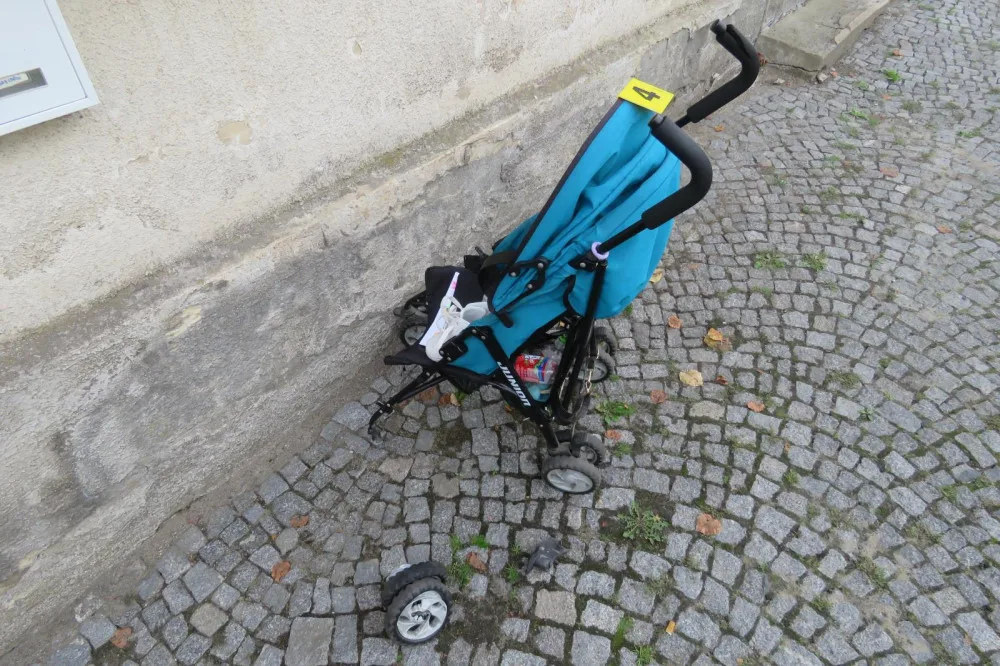 Řidič v Semilech se zřejmě nevěnoval řízení, najel na chodník a těžce zranil muže